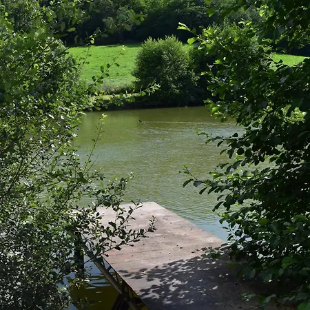 לינה וארוחת בוקר Chateau Roquehort 4*