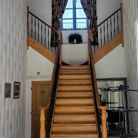 לינה וארוחת בוקר Chateau Roquehort 4*